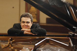 immagine Domenica 25 Gennaio il geniale pianista Arcadi Volodos per la prima volta in recital al Teatro Nuovo con un raffinato programma dedicato a Brahms e Schubert.