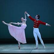 immagine Venerdì 28 novembre andrà in scena al Teatro Nuovo l'imperdibile balletto classico Lo Schiaccianoci. Protagonista il Latvian National Ballet diretto da Aivaris Leimanis.