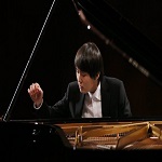 immagine Concerto per piano solo della nuova stella della classica Seong-Jin Cho: la sala risuona con Mozart, Debussy e Chopin