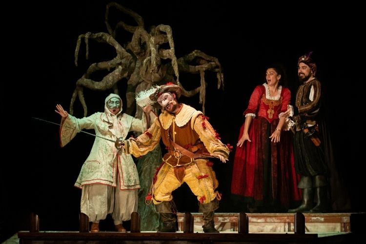 Al Teatro Nuovo Giovanni da Udine è il momento della commedia dell’arte: arriva “Malacarne - La ballata dell’Amore e del Potere”